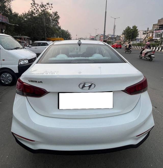 https://images10.gaadi.com/usedcar_image/4217985/original/processed_a4fc5e8c3d7c66aaaf10b37d8149b4a4.jpg?imwidth=6402