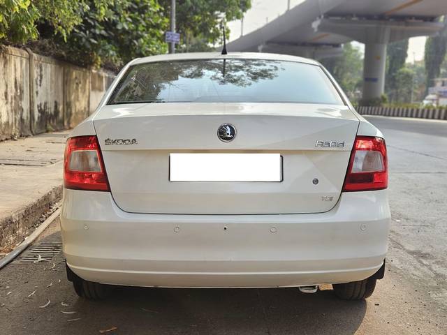 https://images10.gaadi.com/usedcar_image/4218257/original/processed_6df2f2b6ca40d93909df0965fd40a3e4.jpg?imwidth=6401