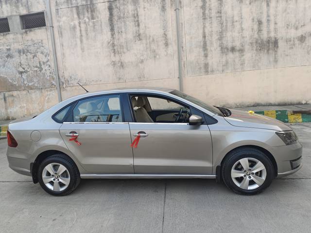 https://images10.gaadi.com/usedcar_image/4218650/original/2b511c03e9317f4bee94e4dc908624a1.jpg?imwidth=6401