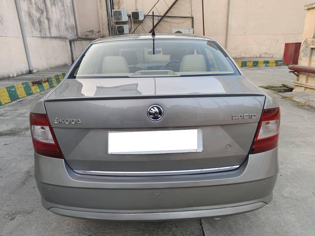 https://images10.gaadi.com/usedcar_image/4218650/original/processed_d35b804a7304202afb86c01a64715ab7.jpg?imwidth=6402