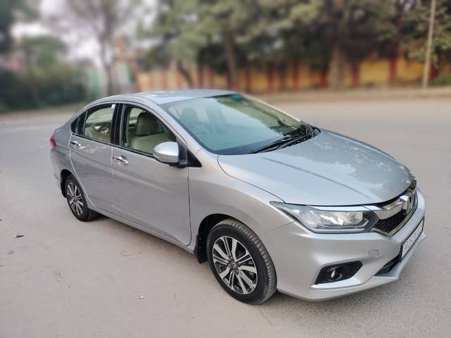 https://images10.gaadi.com/usedcar_image/4218716/original/0eaf49f1103b2c15855c02caee21b818.jpg?imwidth=6400