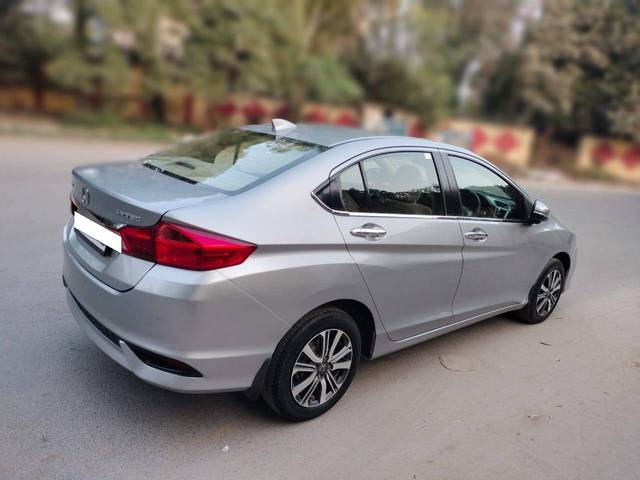 https://images10.gaadi.com/usedcar_image/4218716/original/processed_1e357c880912157cca42f672014b53fd.jpg?imwidth=6402