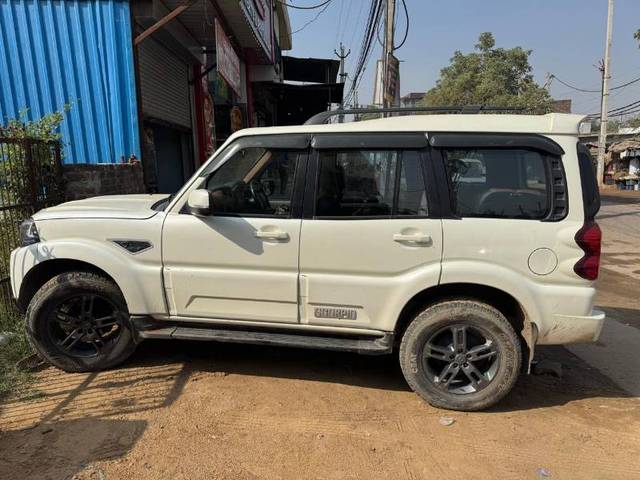 https://images10.gaadi.com/usedcar_image/4218850/original/c16232889f54e968090f6d997f32def4.jpg?imwidth=6402