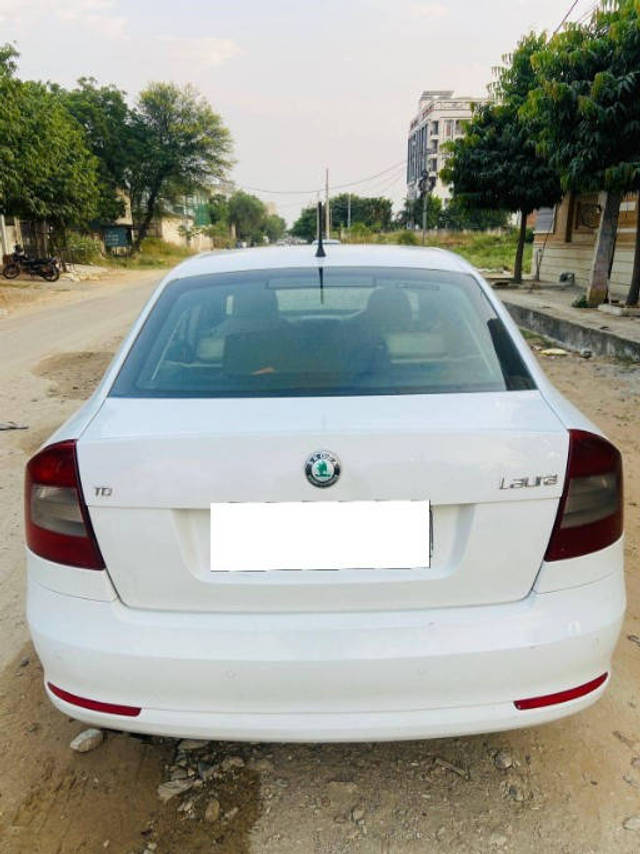 https://images10.gaadi.com/usedcar_image/4219476/original/processed_670d37549251149e93005aa1f5495e18.png?imwidth=6402