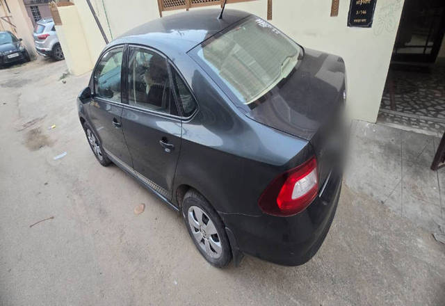 https://images10.gaadi.com/usedcar_image/4219556/original/5680a8a83c122abda262e8e81bff82a6.jpg?imwidth=6402