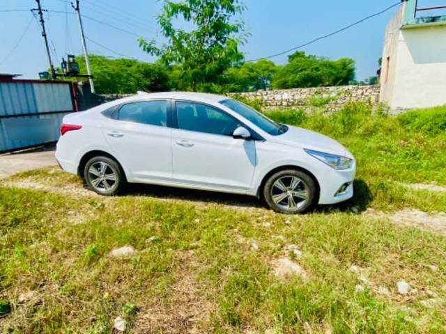 https://images10.gaadi.com/usedcar_image/4220035/original/processed_b6b7f0cb-c7c5-4e03-9b8b-2393399cd7f9.jpeg?imwidth=6401