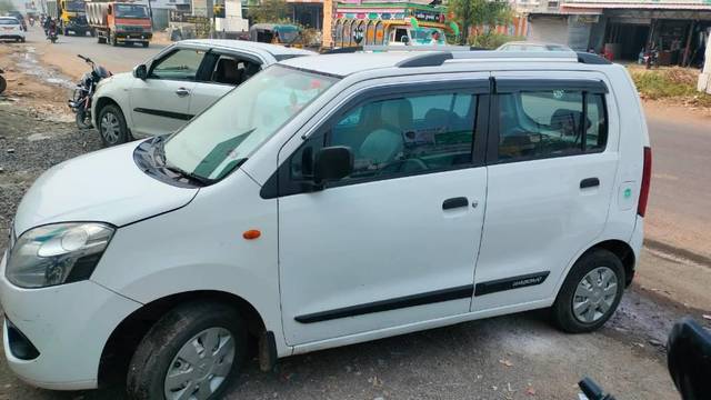 https://images10.gaadi.com/usedcar_image/4220037/original/processed_7502b1db-bb91-4477-bd14-89f61db62d9b.jpg?imwidth=6402