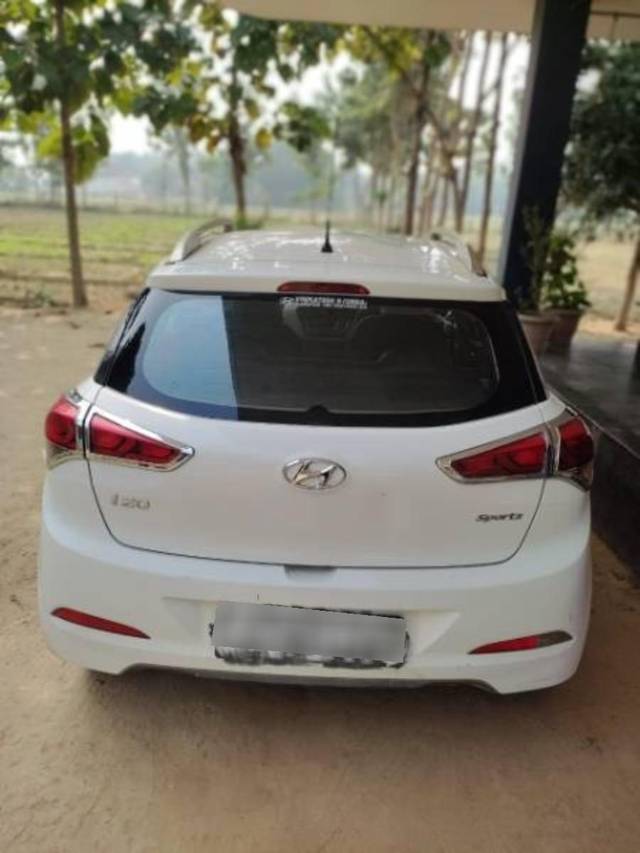 https://images10.gaadi.com/usedcar_image/4220117/original/processed_9ed11a30-1cef-49a4-9d3b-dc21153b9da5.jpg?imwidth=6402