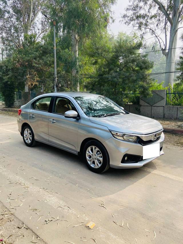 https://images10.gaadi.com/usedcar_image/4220128/original/processed_0dea32e4f306be57d4305aad09bafc44.jpg?imwidth=6400