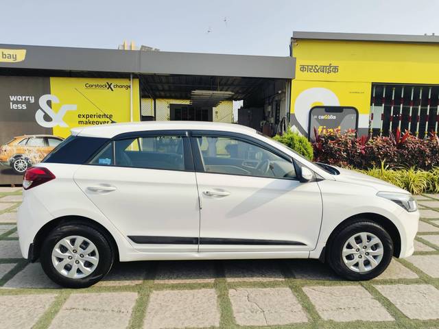 https://images10.gaadi.com/usedcar_image/4220151/original/processed_844ac407af9538eb7c02be13f4c1847e.jpg?imwidth=6401