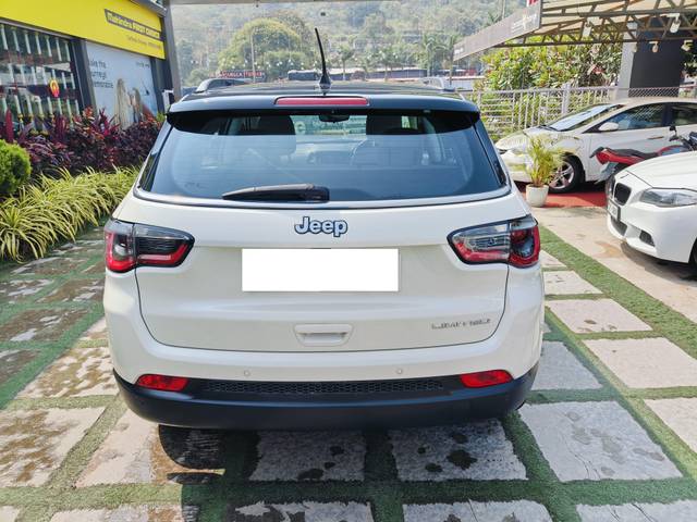 https://images10.gaadi.com/usedcar_image/4220225/original/processed_6dbad3e4c226778382fa9c7ba2b75651.jpg?imwidth=6402