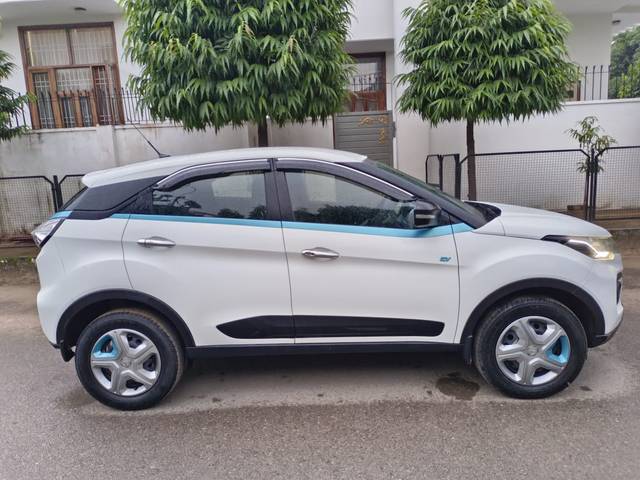 https://images10.gaadi.com/usedcar_image/4220230/original/886b6521239aa3166b45f95c5b2d74a9.jpg?imwidth=6401