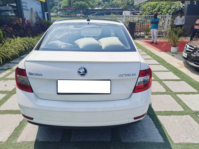 https://images10.gaadi.com/usedcar_image/4220260/original/processed_3607953c39d1a5385895cfb4d1079a59.jpg?imwidth=6401