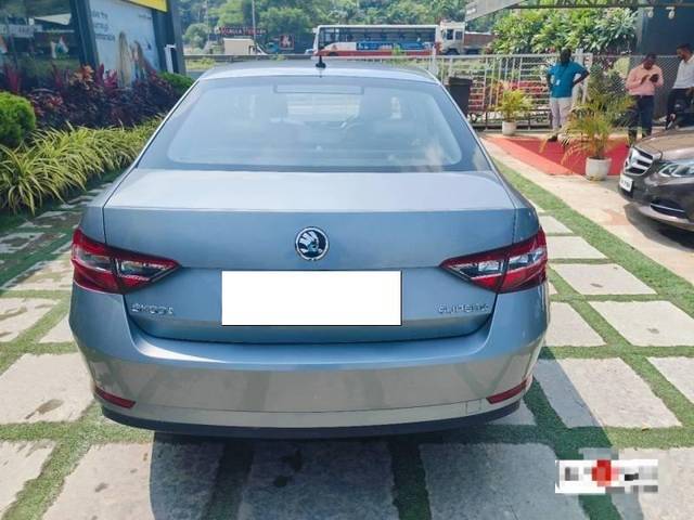 https://images10.gaadi.com/usedcar_image/4220268/original/processed_8bfb39dc7247efa4d29c713534442567.jpg?imwidth=6402