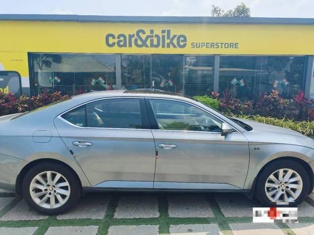 https://images10.gaadi.com/usedcar_image/4220268/original/processed_951c1858849bcad1c43a3e568d22feb9.jpg?imwidth=6401