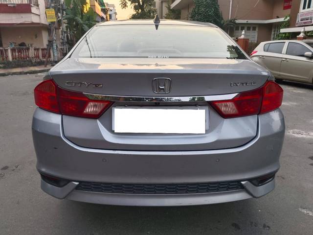 https://images10.gaadi.com/usedcar_image/4220294/original/processed_ae57d80fc5234ecb782f0509ef3500fb.jpg?imwidth=6402