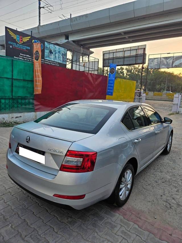 https://images10.gaadi.com/usedcar_image/4220296/original/processed_a2cff110067067e8f1815f5f4b8f4689.jpg?imwidth=6401