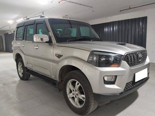 https://images10.gaadi.com/usedcar_image/4220649/original/processed_c6d5a8d8019243c7f72ea66fbd8fe19e.jpg?imwidth=6400