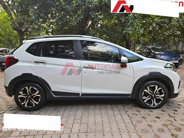 https://images10.gaadi.com/usedcar_image/4221139/original/processed_807c72e14e3e48196bb07f44b7a4b0b0.jpg?imwidth=6401