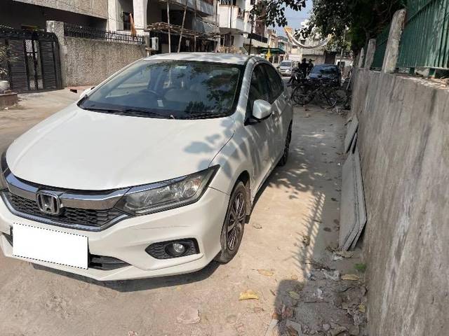 https://images10.gaadi.com/usedcar_image/4221278/original/processed_7e9f2d56-3dec-44a1-8e66-918cf81c8ce3.jpeg?imwidth=6400