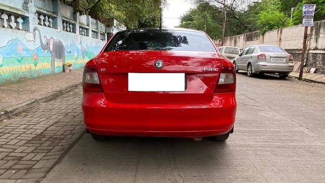 https://images10.gaadi.com/usedcar_image/4221431/original/processed_d1903e35c8fb34ea98eccc80b1897b9e.jpg?imwidth=6402