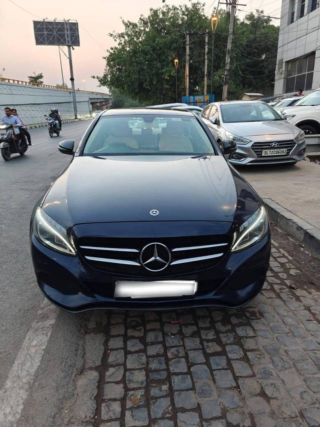 https://images10.gaadi.com/usedcar_image/4221445/original/processed_5bd4e17091d133eb72e43ff7e3c918fd.jpg?imwidth=6402