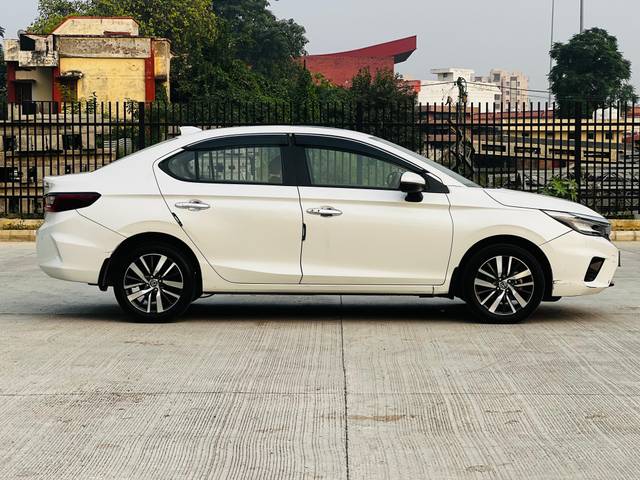 https://images10.gaadi.com/usedcar_image/4221527/original/2e24816f70ac8209d1b2470676454605.jpg?imwidth=6401