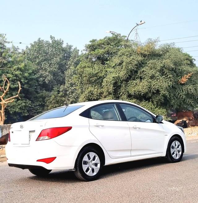 https://images10.gaadi.com/usedcar_image/4221538/original/processed_27bba7a405b8b4a74c57a99627849f58.jpg?imwidth=6402