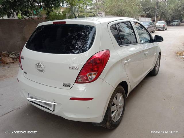 https://images10.gaadi.com/usedcar_image/4221552/original/processed_1406658f2cc826c35b962b38470643d9.jpg?imwidth=6402