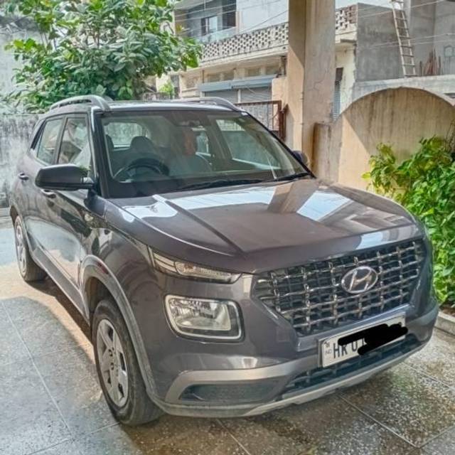 https://images10.gaadi.com/usedcar_image/4221586/original/processed_498a5031-6b12-4148-a57b-0ba2a22f4de3.jpg?imwidth=6401