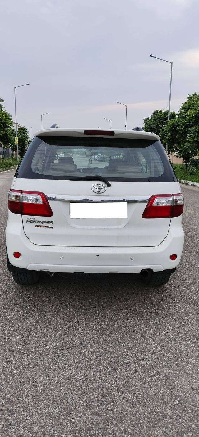 https://images10.gaadi.com/usedcar_image/4221616/original/processed_00429a61a5b9619214d4e52713649a52.jpg?imwidth=6401