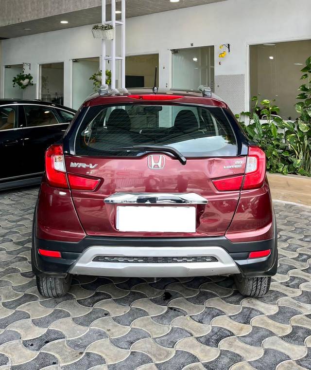 https://images10.gaadi.com/usedcar_image/4221629/original/processed_9dfd45fe35c9cd0414f843fe3f519730.jpg?imwidth=6402