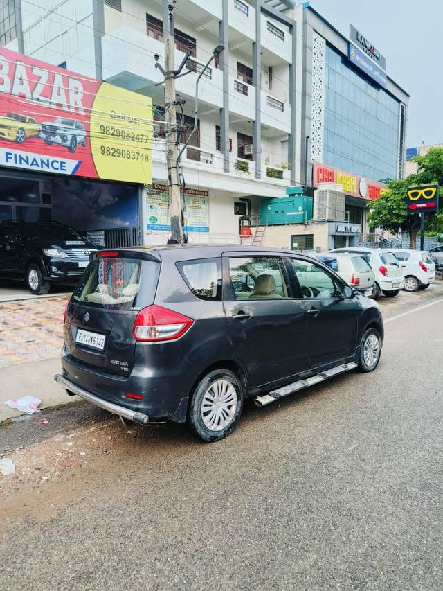 https://images10.gaadi.com/usedcar_image/4221641/original/processed_60e86aab0b71efa42de2fb3e0b01b75b.jpg?imwidth=6402