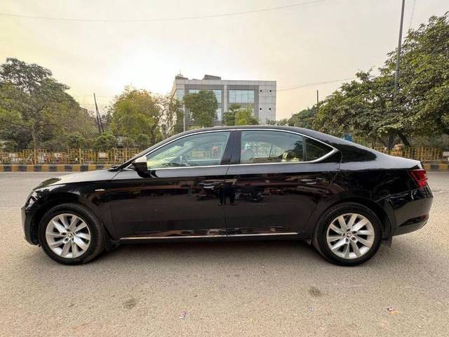 https://images10.gaadi.com/usedcar_image/4221650/original/b4614da816af26350c8796dccd383cd9.jpg?imwidth=6402