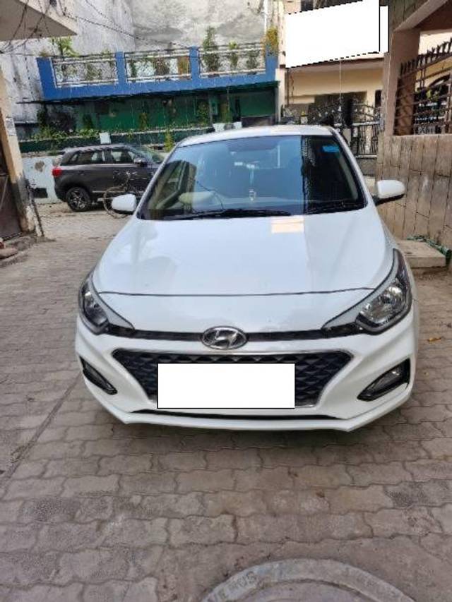 https://images10.gaadi.com/usedcar_image/4221670/original/processed_cb4838d4-4de1-4385-85fb-823416289426.jpg?imwidth=6402