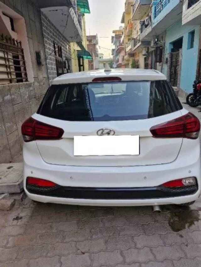 https://images10.gaadi.com/usedcar_image/4221670/original/processed_dd744a24-3e8c-41f6-a350-6032df18b64f.jpg?imwidth=6401