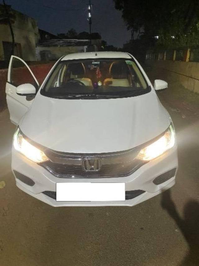 https://images10.gaadi.com/usedcar_image/4221680/original/processed_76b1031e-c590-49fe-9572-e94d6110a1e8.jpeg?imwidth=6400