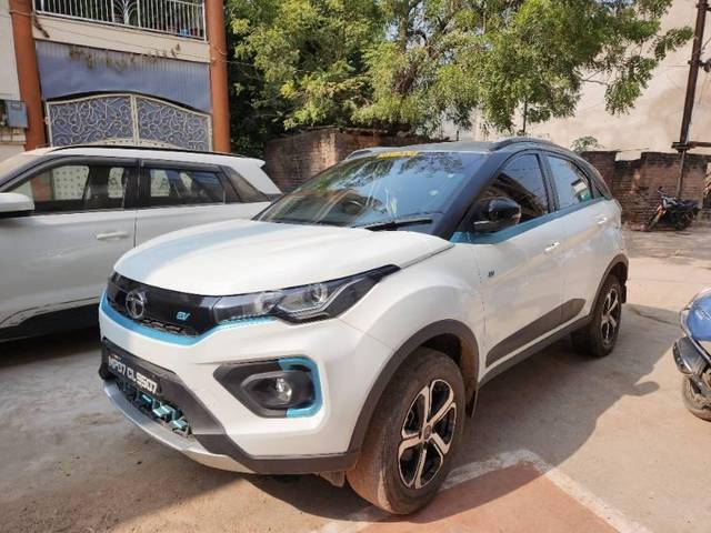 https://images10.gaadi.com/usedcar_image/4221813/original/processed_224066a6-d50c-4a0c-80f9-636b9de05e81.jpg?imwidth=6402