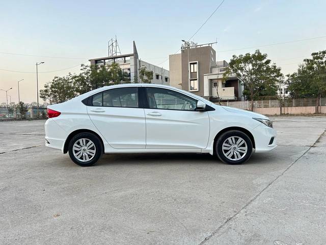 https://images10.gaadi.com/usedcar_image/4221865/original/d6ac4aaa438e1fc36f75516f1fc2524d.jpg?imwidth=6401