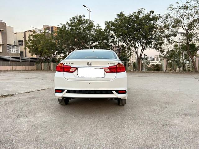 https://images10.gaadi.com/usedcar_image/4221865/original/processed_42a1e007ebd977d9e3540051e490386d.jpg?imwidth=6402