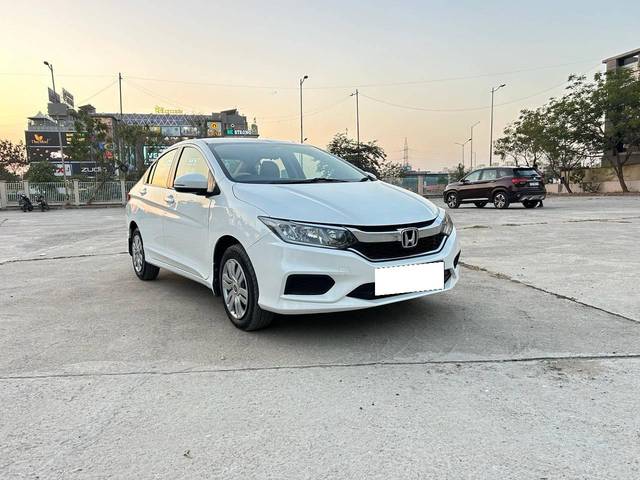 https://images10.gaadi.com/usedcar_image/4221865/original/processed_afd559cadcc3c03d00cd30e25fc431e2.jpg?imwidth=6400