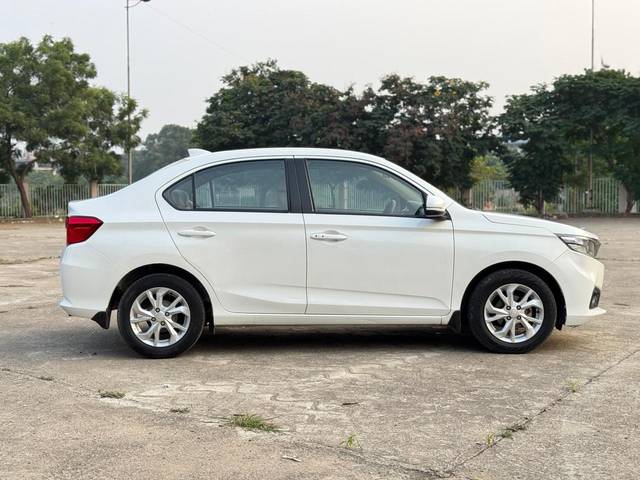 https://images10.gaadi.com/usedcar_image/4221873/original/ffb6443082fdcf134712069fb32aa68c.jpg?imwidth=6401