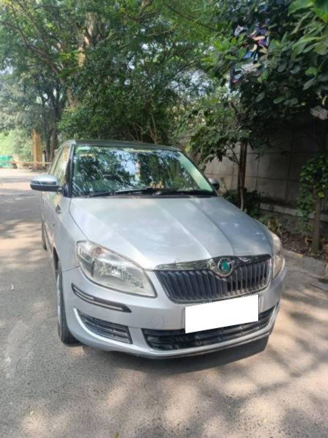 https://images10.gaadi.com/usedcar_image/4221939/original/processed_08f1bb4b-3ffc-4997-9aa7-a88d3fac97f3.jpg?imwidth=6400