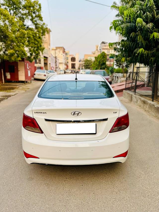 https://images10.gaadi.com/usedcar_image/4221992/original/processed_e71e3724bc346fd890e5cacebf3617ce.jpg?imwidth=6401