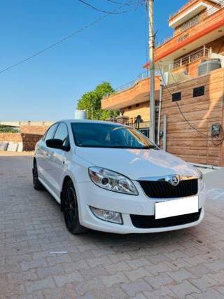 Skoda Rapid 2014-2016 Skoda Rapid 1.5 TDI AT Elegance