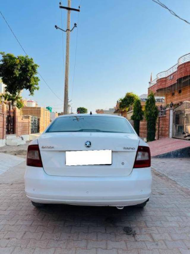 https://images10.gaadi.com/usedcar_image/4222079/original/8bd99581b29d6ca29a526e8a9d47460c.jpg?imwidth=6401