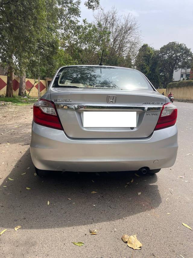 https://images10.gaadi.com/usedcar_image/4222116/original/processed_9de3bb01cda2b495fb096edd592dae60.jpg?imwidth=6402