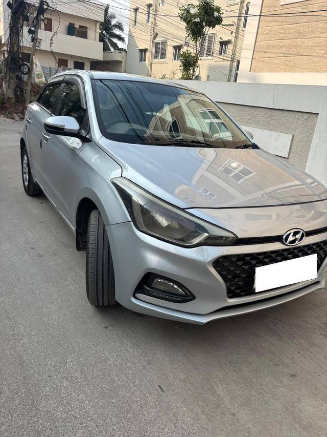 https://images10.gaadi.com/usedcar_image/4222244/original/processed_52c9b3c0b72b84429c6200bdf31d3ffb.jpg?imwidth=6400