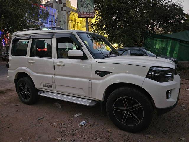 https://images10.gaadi.com/usedcar_image/4222337/original/33d11a47eec825632a2c4a002f43b611.jpg?imwidth=6400