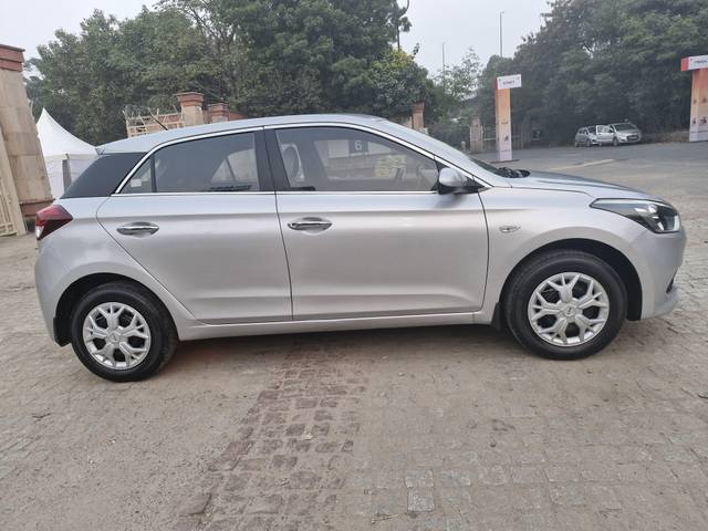 https://images10.gaadi.com/usedcar_image/4222357/original/processed_3d7678839a19645d5ab94322818d6b9c.jpg?imwidth=6401